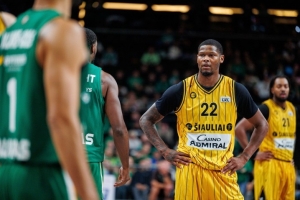 雷迪什：NBA的商业本质冷酷无情，球员即便拖家带口，也随时可能面临被交易的命运。