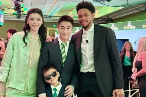 奚梦瑶逆天大长腿抢眼！绿军小老板何猷君分享与“表弟”西蒙斯的合照。