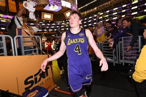 克内克特夏联命中率32.1%/23.7%，季前赛32%/23.5%，表现稳定得真是菜。