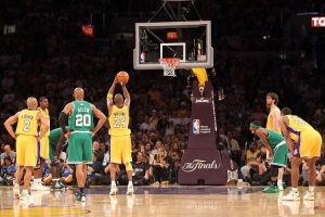 皮尔斯：曾和科比打赌我俩谁先离队 结果下一年我们总决赛相遇