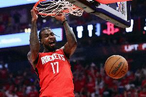 媒体人透露，火箭队可能为伊森准备了两份合同方案，一份是5年9000万，另一份是4年8000万。