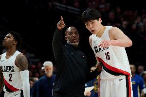 比卢普斯：孩子们被杨瀚森的体型所震撼，同时也喜欢他自然亲和的互动方式。