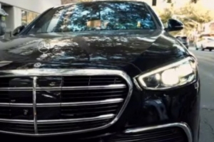 鲨鱼二儿视频通话买奔驰S580，13万直接刷老爹卡。