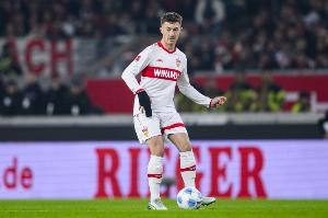 德媒：斯图加特对中场球员斯蒂勒的标价达5000万欧元，曼联曾在夏季窗口对其有意。