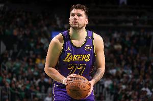 知名记者预测，湖人队新赛季在西部排名预计为第六或第七名，具体名次将取决于球队开季阶段的发挥情况。