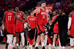 画风清奇的揭幕战