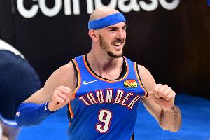 湖媒：卡鲁索手握两枚总冠军戒指，仍忘不了当初湖人为何选择留下霍顿-塔克，而非你。