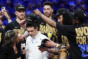 升起冠军旗帜&领戒指！戴格诺特：很开心球迷能经历这样时刻