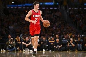 媒体人认为火箭队持续使用高大阵容的策略并不可取，建议给谢泼德更多时间耐心培养。