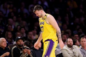 美国记者指出，东契奇缺少足够的支持，目前的湖人队在西部无法构成威胁。