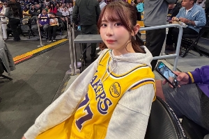 坐老詹身后的美女是谁？日本性感女星！身材犯规！还是库里球迷？