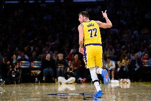 勇记：东契奇次节末接管比赛 标志性的节奏掌控&熟悉的统治力