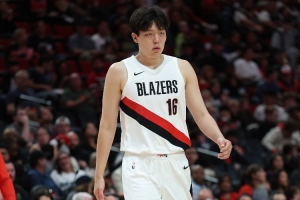 拓记：罗威的伤缺让杨瀚森更早面对NBA的核心强度 也是巨大的挑战
