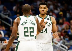 米德尔顿：看到字母哥在篮下，我瞬间有了想法，寻思着让他吃一个进攻犯规。