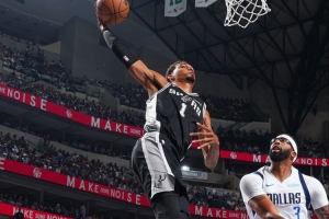 长江后浪推前浪！上次在揭幕战砍下40+15数据的球员是浓眉，而今天他将与文班展开直接对话。