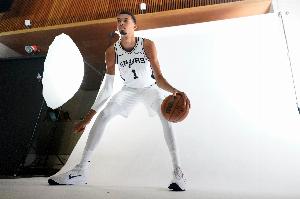 文班：我放弃了1个闭眼都能进的球 但助队友进了个睡着都能进的球