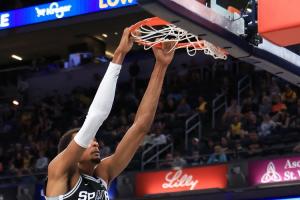 夏天苦练成果！文班亚马对阵浓眉莱夫利双塔砍40分15板3帽