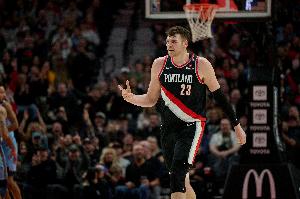 克林根在本场比赛中展现了十足的自信，他有望成长为联盟中顶级的中锋。