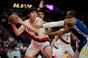 媒体人：明日杨瀚森将再战勇士，开拓者队士气是否需要调整尚不得知。