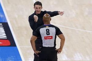 裁判解释雷霆队最后一暂停：戴格诺特在发球前靠近裁判并喊出了暂停。