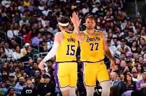 东契奇赛季场均40分？里夫斯：他太棒了，这太不可思议了。