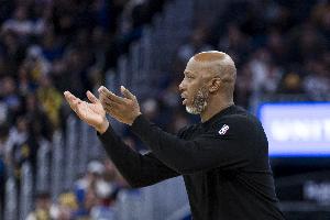 比卢普斯遭逮捕，球队随即召开紧急会议，现场气氛紧张而尴尬。