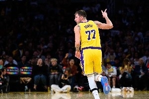 开季连续两场砍下40+有多难？历史仅有4人达成，077追平浓眉与乔丹，张伯伦曾连续7场做到。