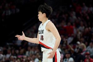 杨瀚森谈及防守库里时表示，自己的初始站位存在失误，教练组的战术要求是先上前防守一步，然后再回撤。