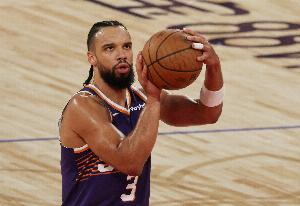 狄龙表示，哈登在防守端的纪律性为他树立了榜样，自己从他身上获益良多。