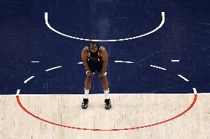 哈登：一场比赛包含两个半场，我们通过观看录像、总结经验并及时调整，成功做到了这些。