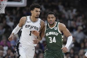 东西部周最佳球员归属悬念？记者：文班亚马与字母哥当前表现远超其他竞争者。