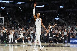 美媒称，文班亚马是自2016年库里之后最受瞩目的球员，只要他在场上，你的目光就只会追随他，无暇顾及他人。