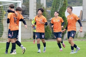 杜利亚伊足球学院首发并梅开二度的万项代表，其球队最终以2-3告负。