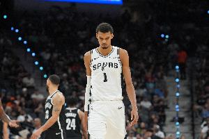 张佳玮谈战术：全队快攻机会依赖文班亚马抢下篮板并快速推进，由这位2米3的球员扮演组织者角色。