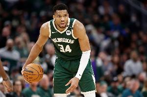 张佳玮：雄鹿堪称东部版的森林狼与火箭，字母哥已是连续第八年稳居东部第一人。