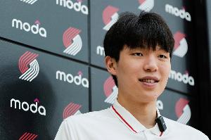 记者：外界对杨瀚森的批评各不相同，竞技体育中实力不济是根本原因，相信他会通过刻苦训练来提升自己。