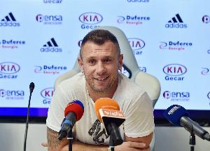 卡萨诺批评阿莱格里的战术风格，指出其球队在取得进球后会立即采取全线退守的策略，并认为这种执教方式无法帮助球员取得进步。