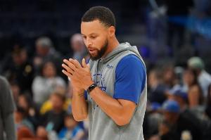 库里：赛程强度堪称疯狂，开局堪称史上最魔幻，被抓脖子也没啥感觉