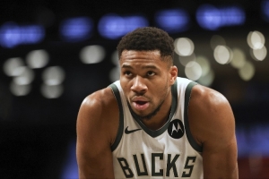 字母哥未来走向尚不明朗？尼克斯与雄鹿均在按兵不动，相关交易或仅是延后而非取消。