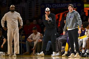 里夫斯期盼队友们早日回归，并特别点名卢卡和勒布朗。