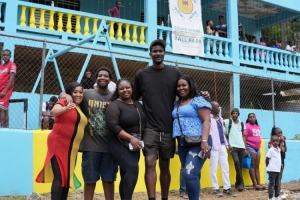 艾顿承诺捐赠10万美元，用于支持牙买加应对“梅丽莎”飓风的即时救援与重建工作。