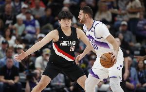 媒体人视角：杨瀚森初战表现尚可，关键在于其成长轨迹可期，中锋培养需耐心。