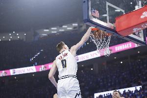 你小子！布劳恩：今天首个回合我本可以隔扣小乔丹，现在有点后悔没这么做。