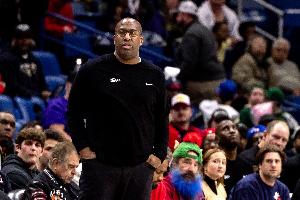 迈克-布朗：目前各队仍处探索期，全面评估球队尚需一个月时间。