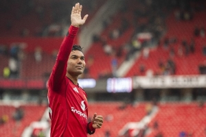 据《曼彻斯特晚报》报道，曼联不应与卡塞米罗续约，尽管他表现出色，但即将年满34岁。