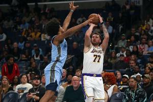 44分如探囊取物！瘦77&小里迎生涯最佳，湖人万事俱备只待詹皇？