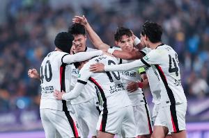 今晚报：中超争冠进入“三国杀”格局，成都蓉城率先出局，上海海港若末轮战平英博便可锁定冠军。