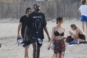 KD打趣女主持：之前有个女孩跟你很像，我和她出去玩，大家都以为我们是一对。