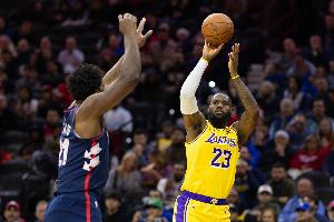 皮尔斯表示，负荷管理应针对特定球员，例如恩比德过于脆弱，而詹姆斯年纪又太大。