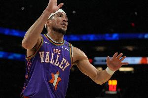 太阳队主教练指出，布克在持球和无球状态下都需保持专注，他能够精准把握发起攻击的最佳时机。